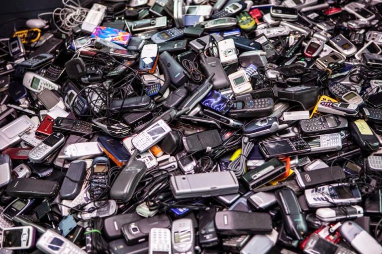 Déchets électroniques tel que les cellulaires, les fils etc