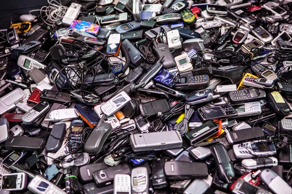 Basura electrónica como celulares, cables etc